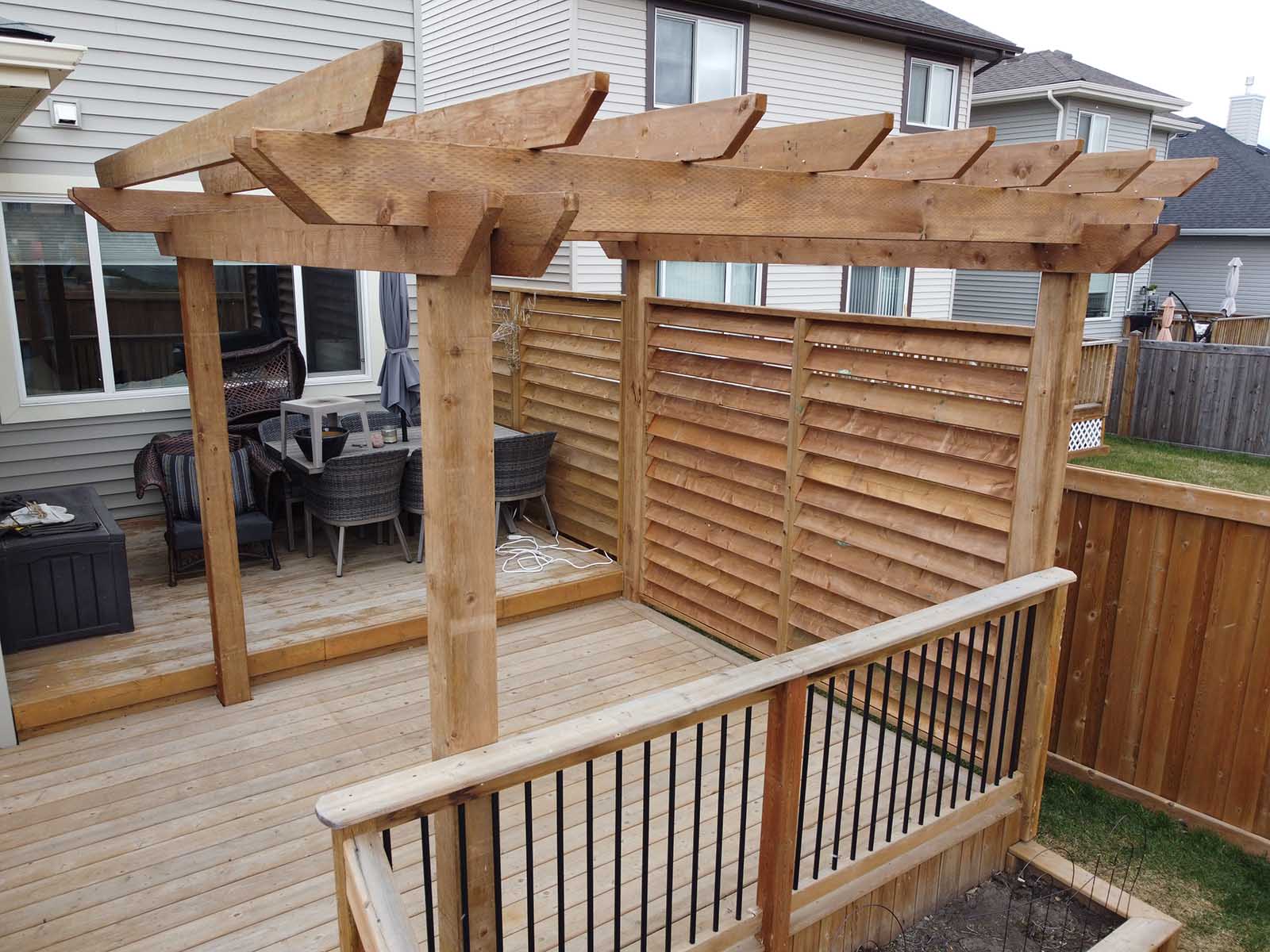 Custom pergola with horizontal privacy wall built by Crestfield Decking in Edmonton, Alberta